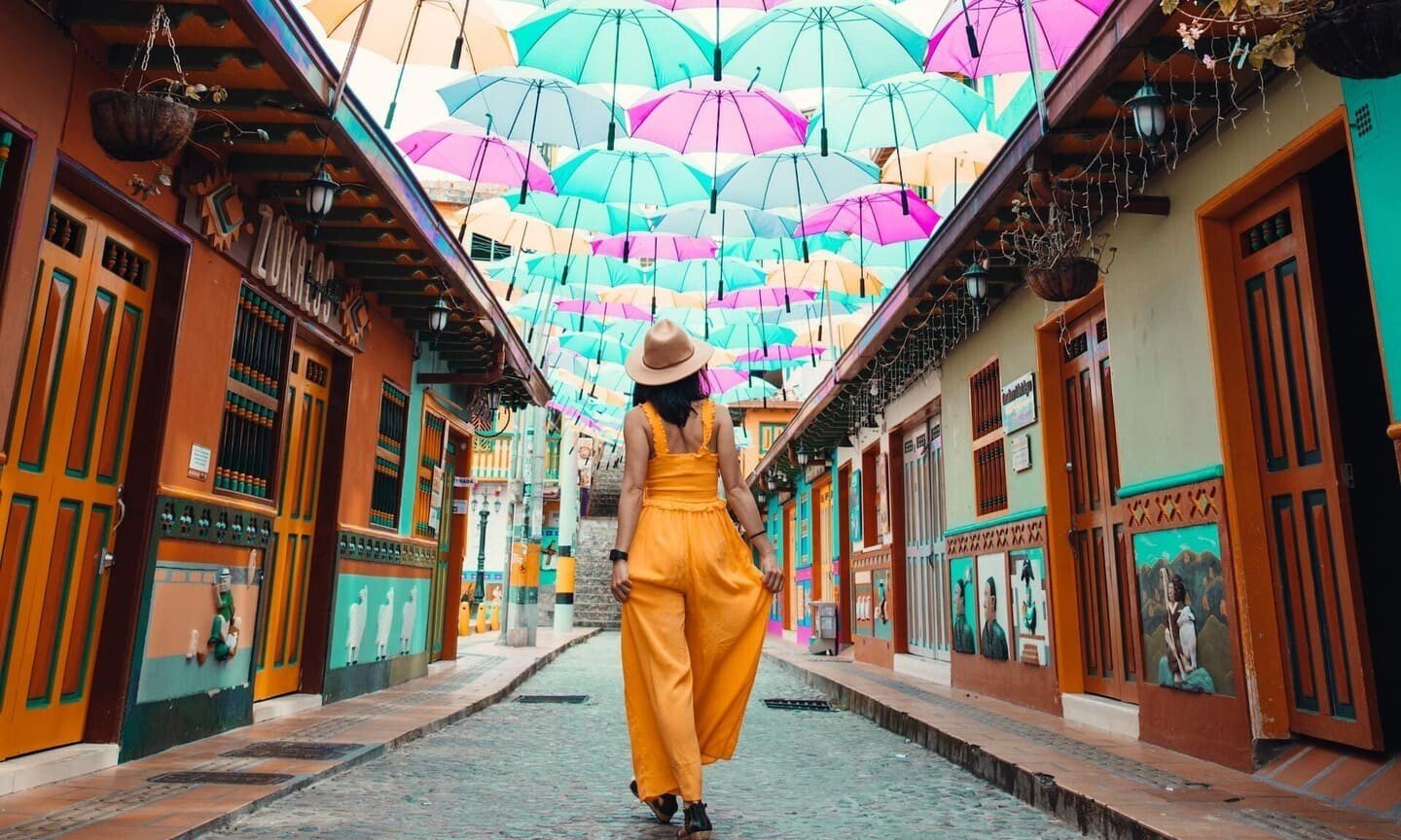 Calle de los paraguas Guatapé, Colombia