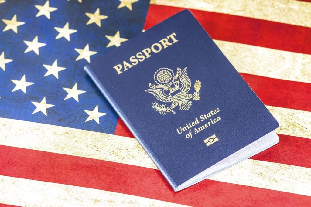 Pasaporte sobre bandera Estados Unidos de América,