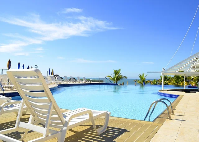Silla y piscina de un hotel todo incluido baratos junto al mar