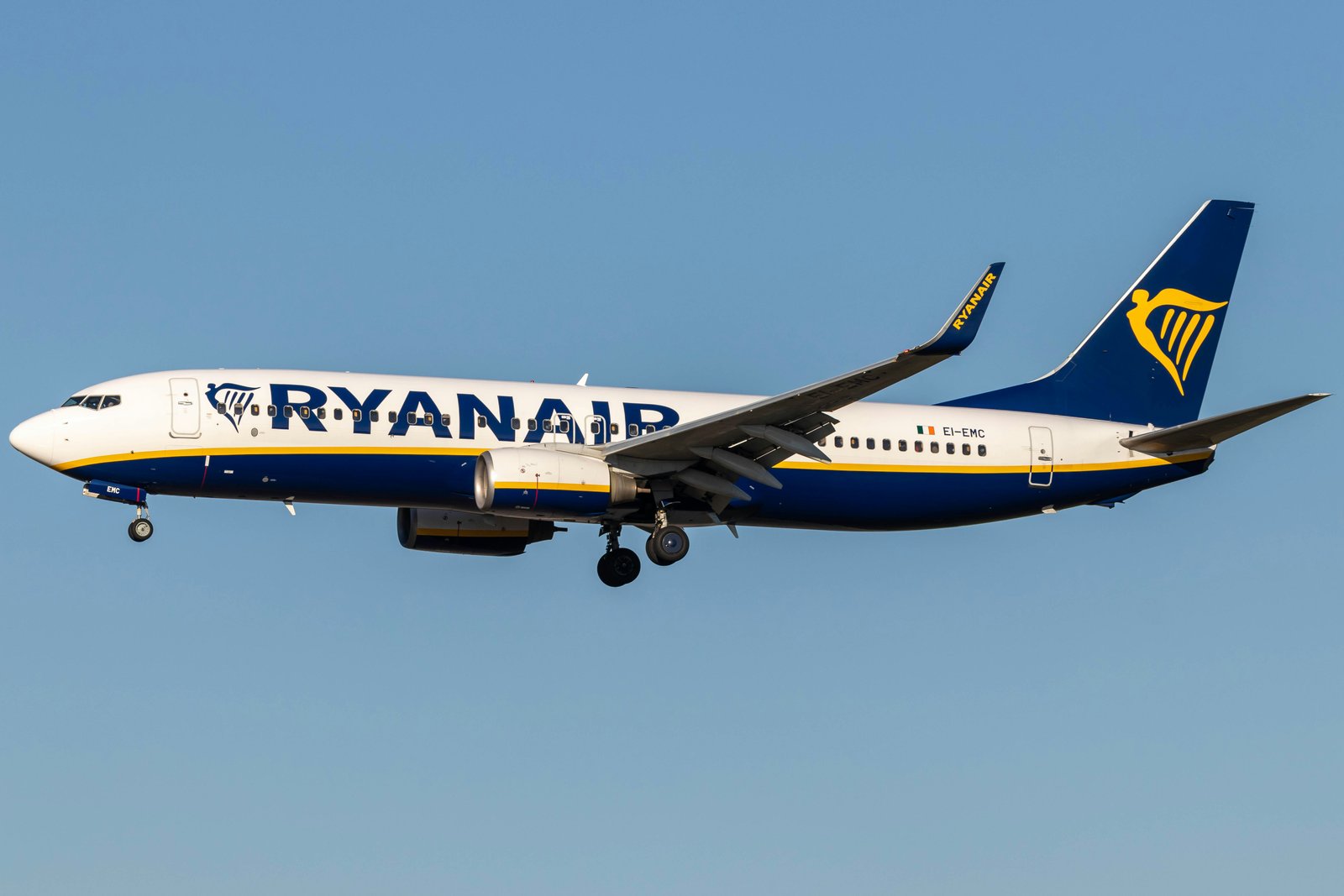 Avión A320 de la aerolínea de bajo costo RYANAIR, llegando al aeropuerto.