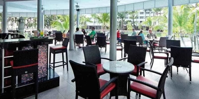 bar-poolside-riu-naiboa